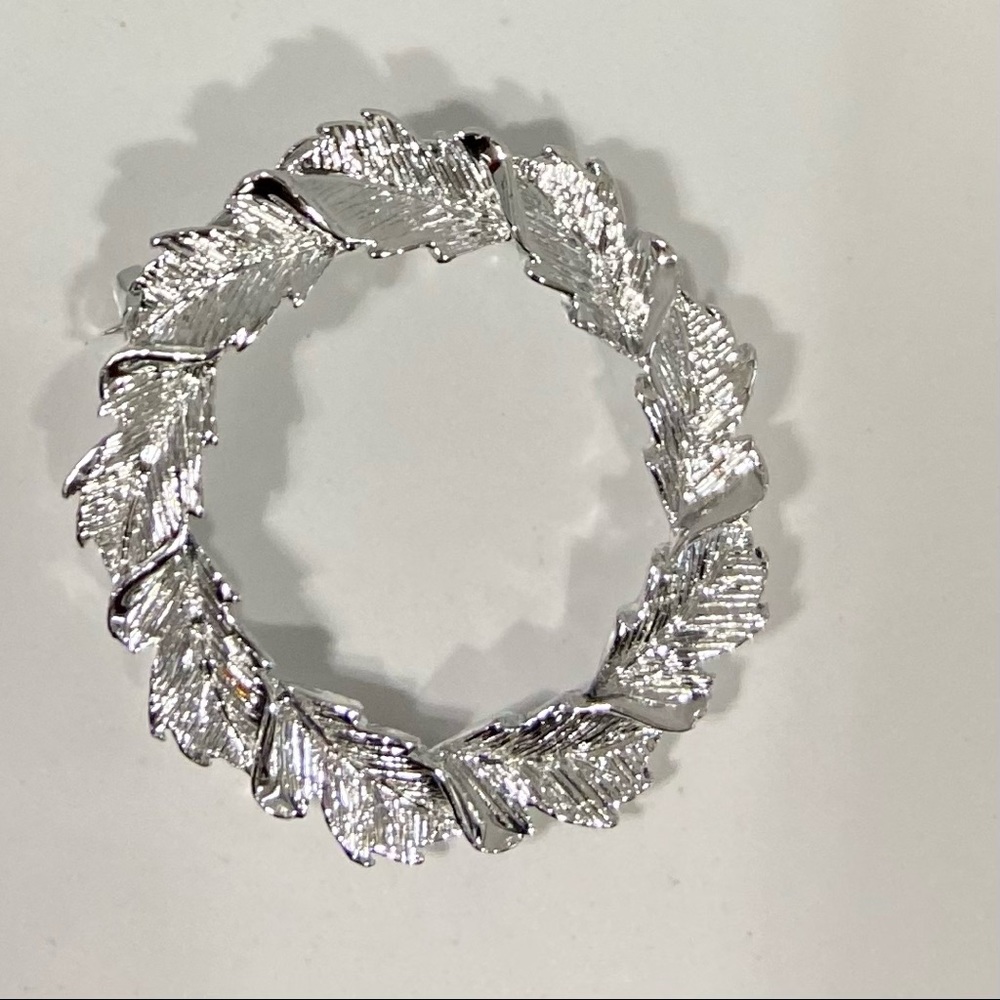 GERRYS signed vintage wreath silver plated women brooch Very good used condition